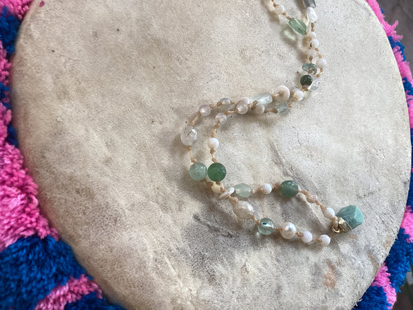 Collares de minerales con bronce