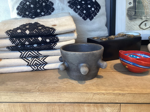 Vaso barro negro con picos